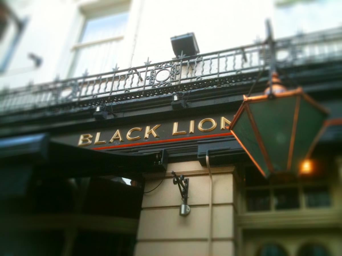 Black Lion Surbiton Luaran gambar
