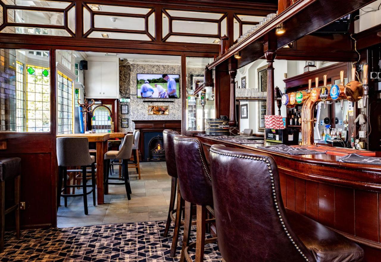 Black Lion Surbiton Luaran gambar
