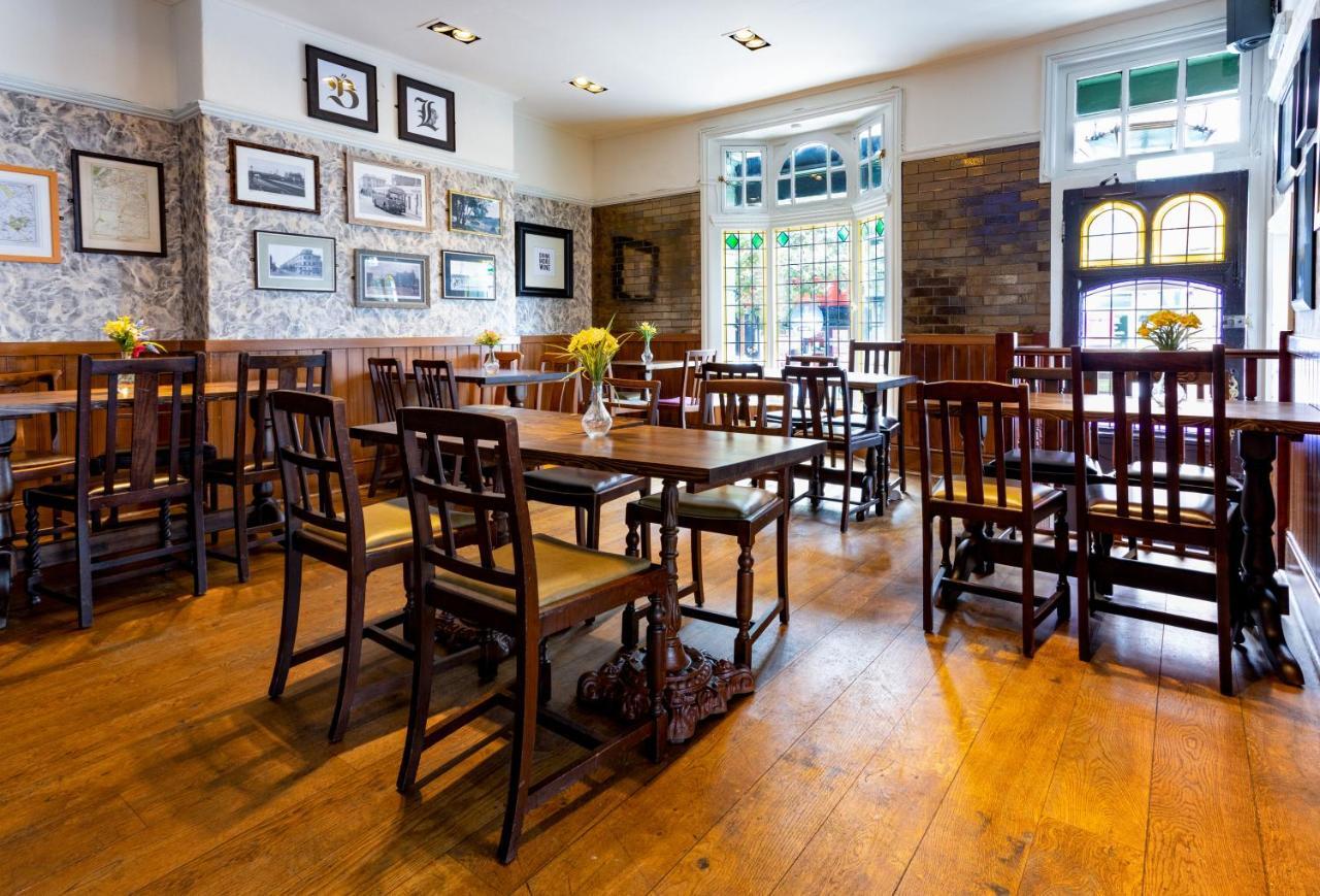 Black Lion Surbiton Luaran gambar